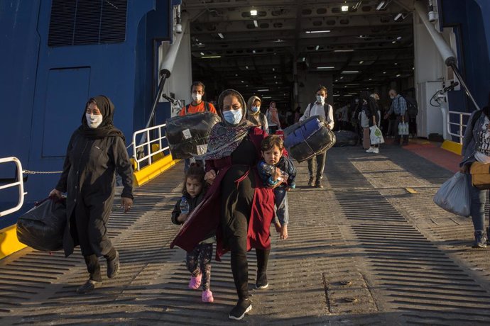 29 September 2020, Greece, Lavrio: Refugees from the burned down camp Moria on Lesbos disembark a ferry in the port of Lavrio to be transferred to camps in mainland Greece. Greek authorities moved about 1000 migrants, mostly families and recognised refu