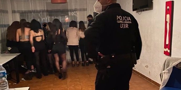 La Policía Local de Reus (Tarragona) identifica y detiene a 33 personas por participar en una fiesta ilegal en una masía.