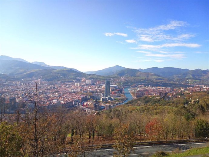 Vista general de Bilbao con tiempo soleado