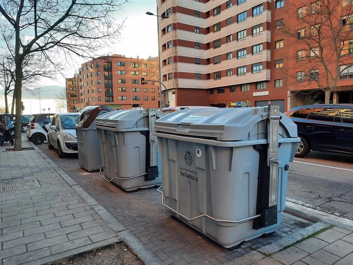 Contenedores en un barrio de Valladolid.