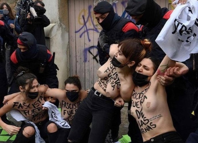 Cinc activistes de Femen protesten contra el candidat de Vox, Ignacio Garriga.
