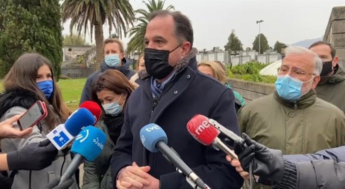 Carlos Iturgaiz en el cementerio de Zarautz.