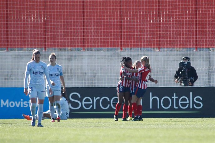 Las jugadoras del Atlético de Madrid celebran uno de los goles de Ludmila Da Silva ante el Valencia en la Primera Iberdrola 2020-2021
