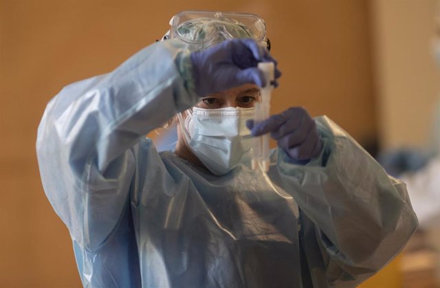 Un trabajador sanitario sostiene una probeta en un dispositivo de cribado masivo de antígenos organizado para detectar positivos por coronavirus en las instalaciones del Centro Cultural Los Pinos, en Alcorcón, Madrid (España), a 11 de febrero de 2021. Ser