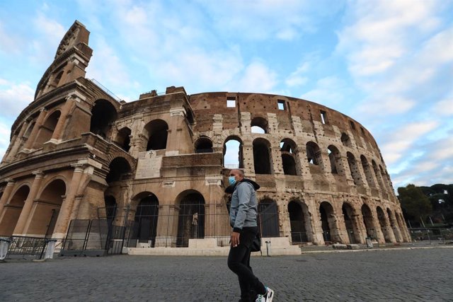 Un home amb mascareta passeja pel Coliseu de Roma