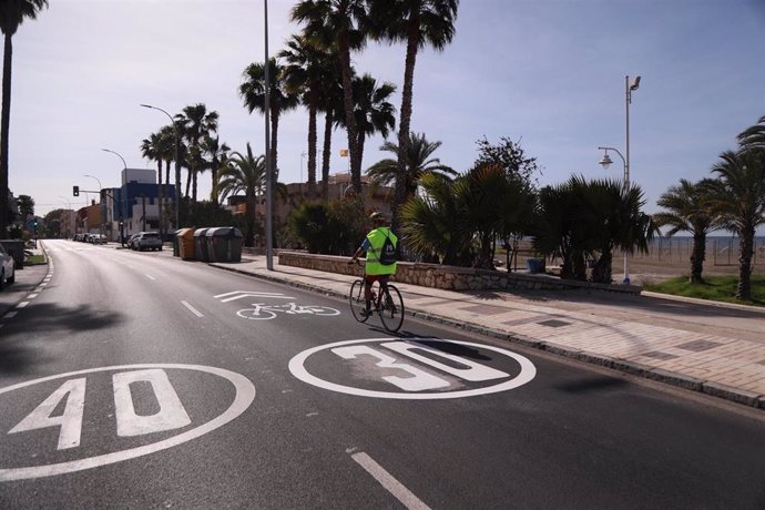 Carril derecho limitado a 30 kilómetros hora