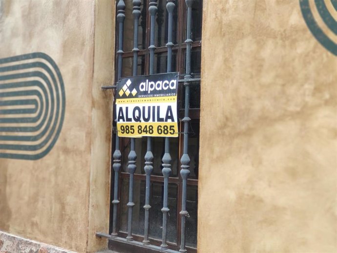 Cartel de 'Se alquila' en una vivienda en alquiler en Asturias.