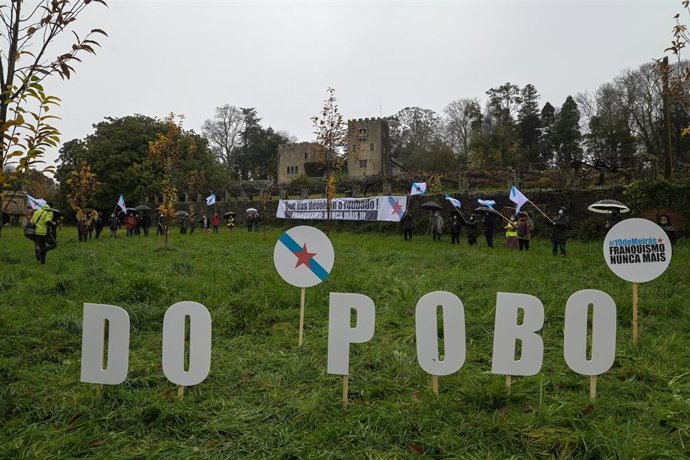 El BNG realiza un performance en las inmediaciones del pazo de Meirás el día de su entrega al Estado