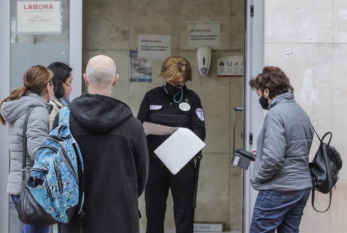 Varias personas con cita previa esperan para entrar en una oficina del SEPE (antiguo INEM), en Valencia, Comunidad Valenciana (España), a 12 de febrero de 2021. El número de parados registrados en las oficinas de empleo en la Comunitat Valenciana subió 