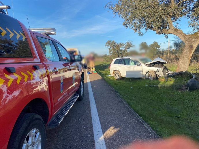 Vehículo accidentado en la Ex-110 cerca de Botoa.