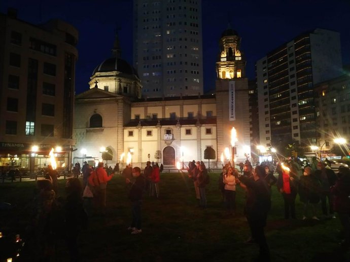 Luces solidarias con los hosteleros encerrados en la iglesia de San José, en Gijón