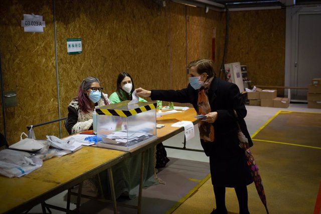 Una mujer vota en una mesa electoral del Polideportivo Tres Xemeneies en Barcelona, Cataluña (España), a 14 de febrero de 2021. 