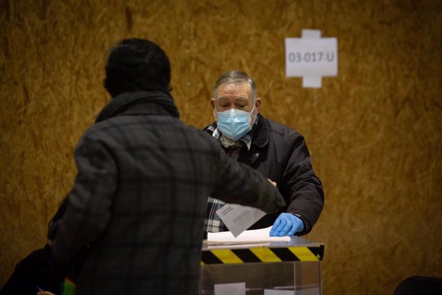 Un hombre vota en el Polideportivo Tres Xemeneies, en Barcelona, Cataluña (España), a 14 de febrero de 2021. .
