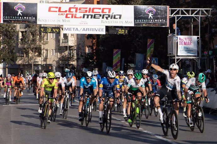 Giacomo Nizzolo gana La Clásica Ciclista con la que 'Costa de Almería' brilla "en todo el mundo".