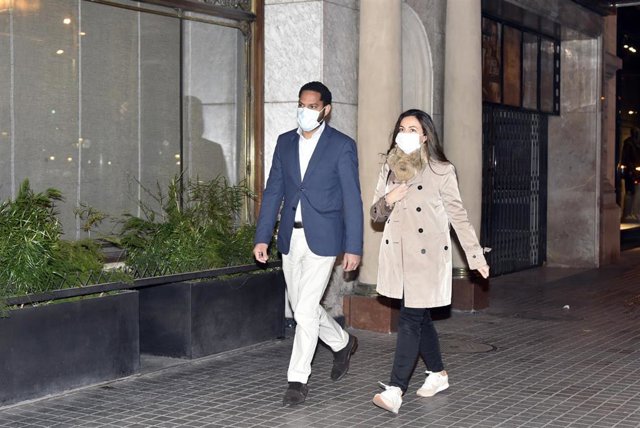 El candidato de Vox Ignacio Garriga llegue a la sede de su noche electoral