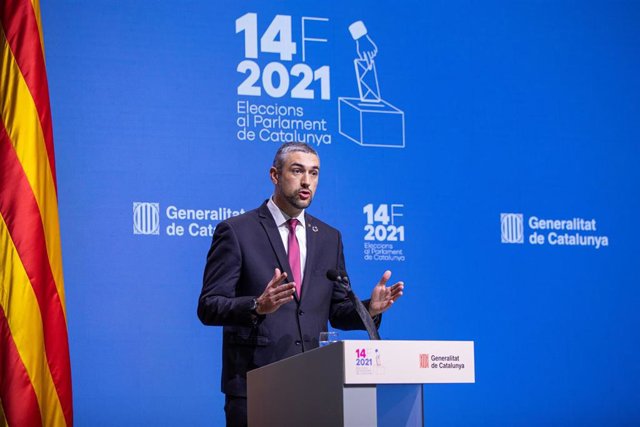 El conseller de Acción Exterior, Relaciones Institucionales y Transparencia de la Generalitat, Bernat Solé, en rueda de prensa desde el Parlament