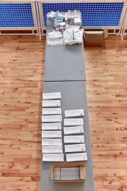 Varias papeletas, junto a mascarillas quirúrgicas y guantes de nitrilo, en el dispositivo electoral para los comicios catalanes de este domingo, en Barcelona, Catalunya (España), a 13 de febrero de 2021 (ARCHIVO).