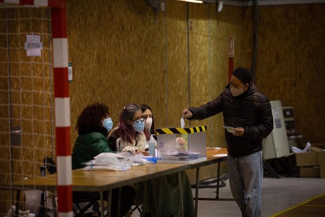 Un hombre vota en el Polideportivo Tres Xemeneies, en Barcelona, Cataluña (España), a 14 de febrero de 2021