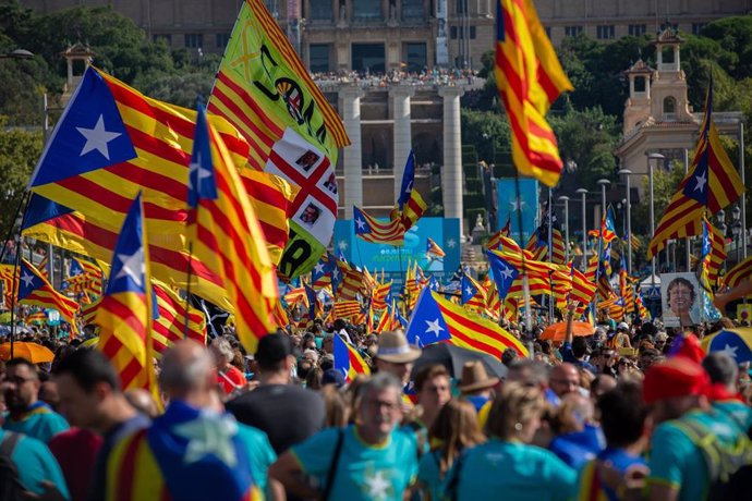 Cientos de personas con banderas de la estelada (bandera independentista catalana) durante la manifestación convocada por la Asamblea Nacional Catalana (ANC) con el lema 'Objectiu Independncia (Objetivo independencia)'.