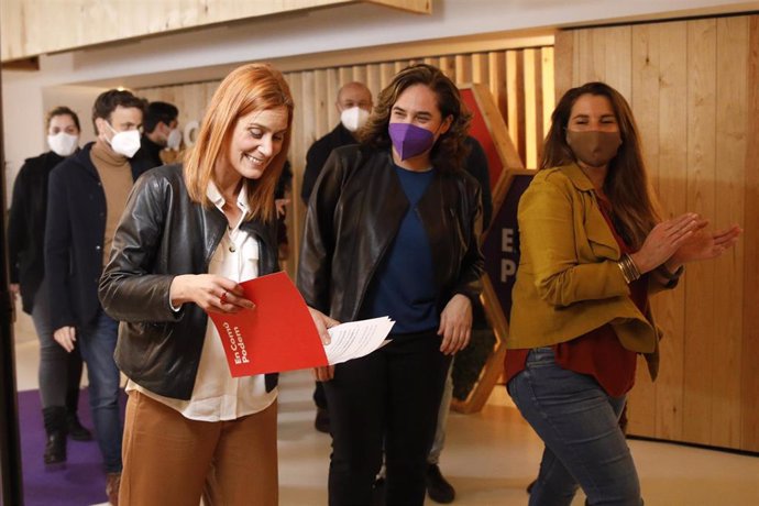 La candidata de los comuns, Jéssica Albiach, junto a la alcaldesa de Barcelona, Ada Colau, y dirigentes del partido, tras valorar la jornada electoral del 14F.