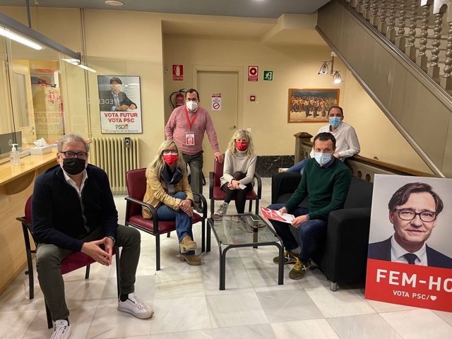 Óscar Ordeig,a la derecha, en la sede del PSC con cargos de su partido, el 14 de febrero de 2021.