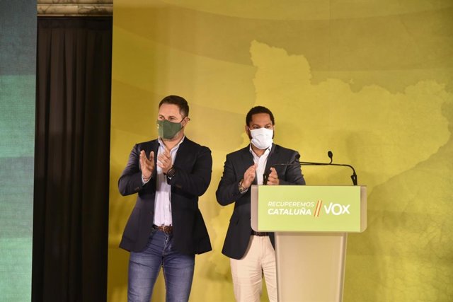 El presidente de Vox, Santiago Abascal, y el candidato a la Presidencia de la Generalitat, Igancio Garriga, este domingo