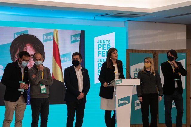 La candidata de Junts a las elecciones, Laura Borràs, con el expte.C.Puigdemont, el secretario general de Junts, J.Sànchez, la vicepresidenta, E.Artadi, y el exconseller J.Turull