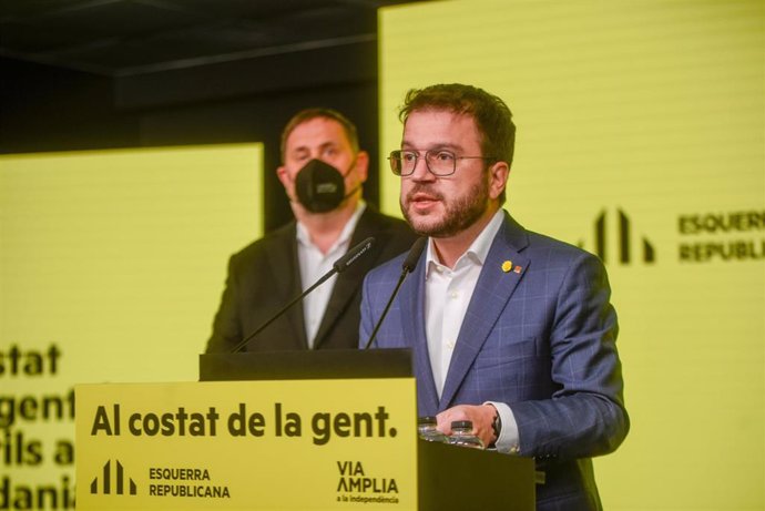 El vicepresidente de la Generalitat en funciones y candidato de ERC, Pere Aragons, bajo la mirada del líder republicano, Oriol Junqueras, en la noche electoral del 14 de febrero.