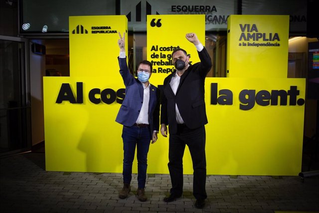 el candidato de ERC a la presidencia de la Generalidad de Cataluña y vicepresidente en funciones, Pere Aragonés (i); junto al líder de ERC y exvicepresidente del Govern, Oriol Junqueras, saludan en las inmediaciones de la sede de su partido.