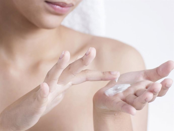 Una hidratación con los productos adecuados es vital para combatir los efectos del "maskacné"