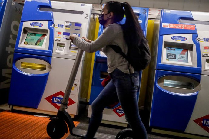 Una mujer entra con un patinete eléctrico en el metro de Ciudad Lineal, Madrid (España), a 21 de septiembre de 2020. Ciudad Lineal es uno de los seis distritos de la capital que posee zonas básicas de salud (Doctor Cirajas, Ghandi, Daroca y La Elipa) en