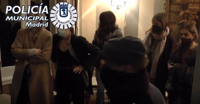 Algunas de las personas escondidas dentro de un restaurante de Chamberí donde celebraban una fiesta ilegal
