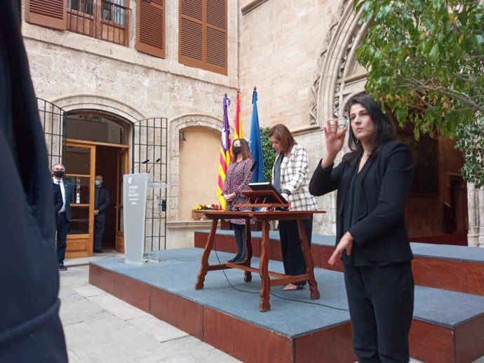 La consellera de Presidencia, Mercedes Garrido, promete su cargo en Consolat de Mar.