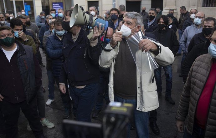 Taxistas de Sevilla se manifiestan en reclamo de ayudas municipales directas