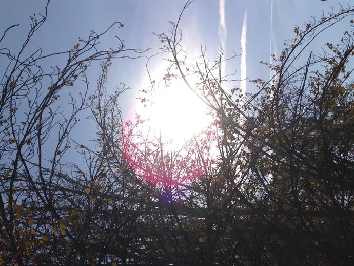 Cielo con sol intenso