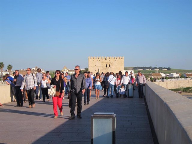 Turistas en el Puente Romano de Córdoba, en una imagen de archivo.