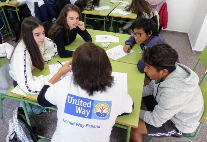 Una voluntaria de Fundación United Way trabaja con  jóvenes.
