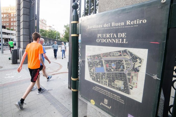 Entrada entre las calles ODonnell y Menéndez Pelayo en el Parque del Retiro de Madrid