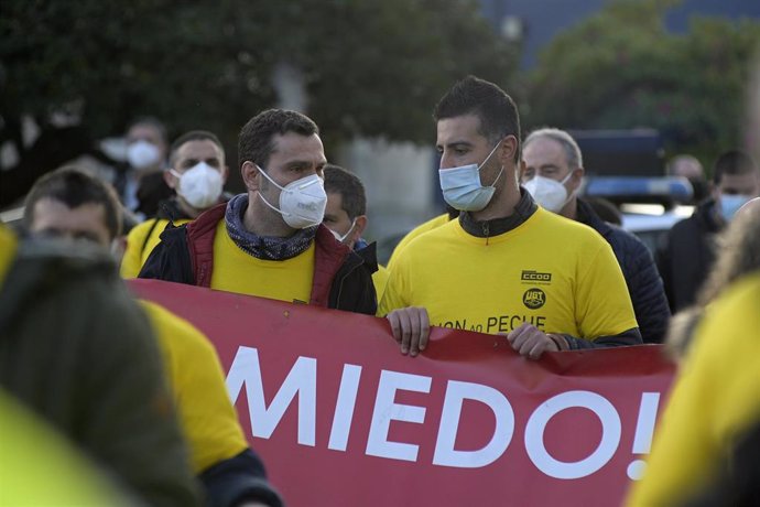 Manifestantes de Siemens Gamesa en As Somozas durante la concentración ante la Delegación del Gobierno