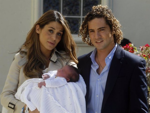 Elena Tablada y David Bisbal, cuando abandonaron el hospital con su hija Ella tras el nacimiento de la pequeña