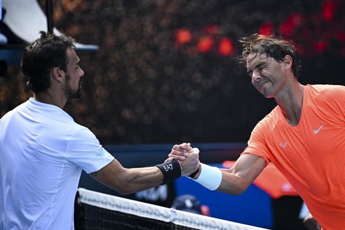 Rafa Nadal saluda a Fabio Fognini tras su victoria en el Abierto de Australia