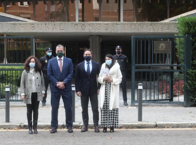 (2I-D) El portavoz de Vox en el Ayuntamiento, Javier Ortega Smith; el presidente de Vox, Santiago Abascal; la secretaria general de Vox en el Congreso de los Diputados, Macarena Olona; posan tras presentar un recurso en el Tribunal Constitucional contra