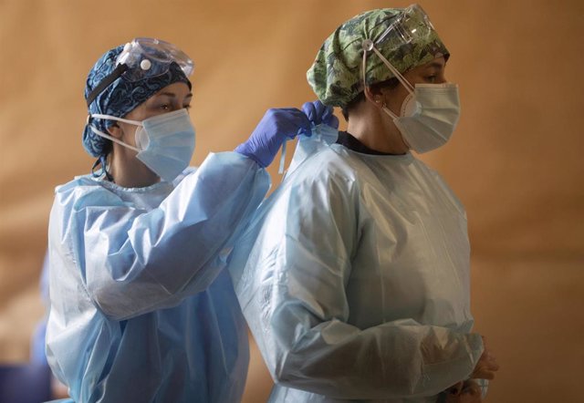Una trabajadora sanitaria ayuda a un compañero en un dispositivo de cribado masivo de antígenos organizado para detectar positivos por coronavirus 