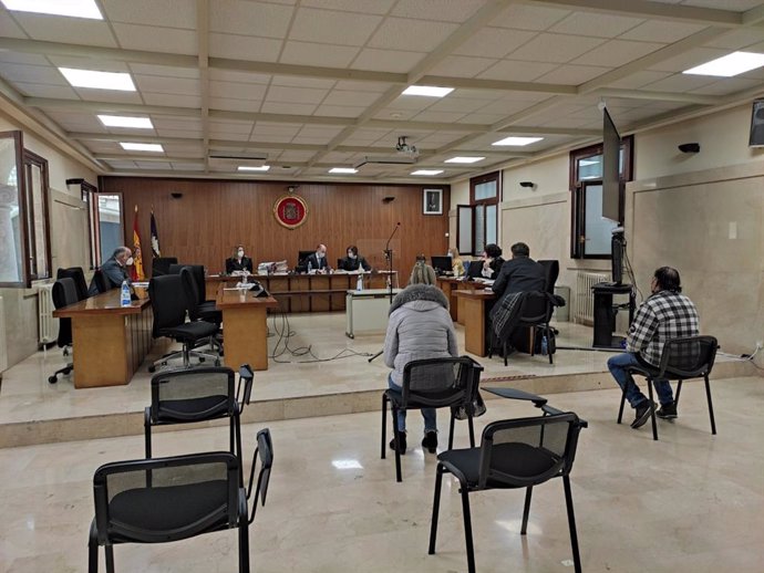 Dos de los acusados, durante el juicio celebrado este lunes en la Audiciencia Provincial de Baleares.