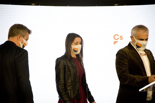 El líder de Cs a Catalunya, Carlos Carrizosa, i la presidenta de Cs, Inés Arrimadas, en la nit electoral del 14-F a Barcelona.