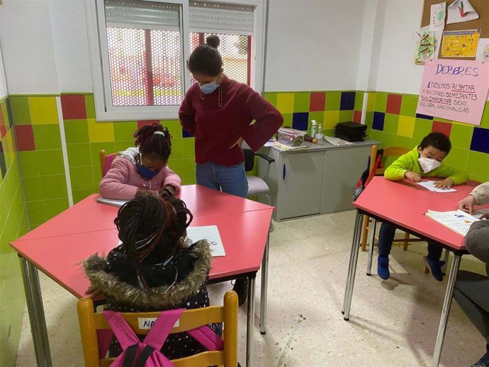 El proyecto 'Creando vínculos', de la Universidad Loyola Andalucía en colaboración con la Congregación de las Religiosas de Jesús-María, ganador de los VIII Premios al Voluntariado Universitario de Fundación Mutua Madrileña