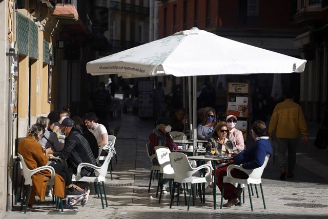 Reapertura de la hostelería y la actividad comercial no esencial en Málaga capital tras 10 días de cierre por las restricciones