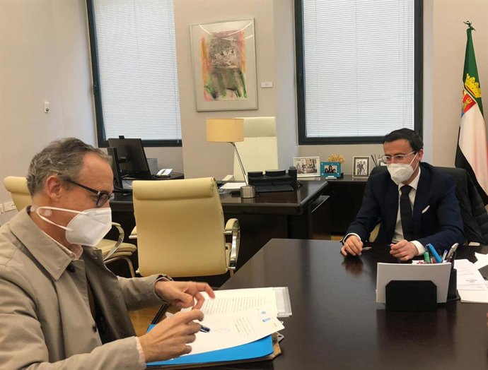 El presidente de la Diputación de Badajoz, Miguel Ángel Gallardo, firma el convenio de apoderamiento