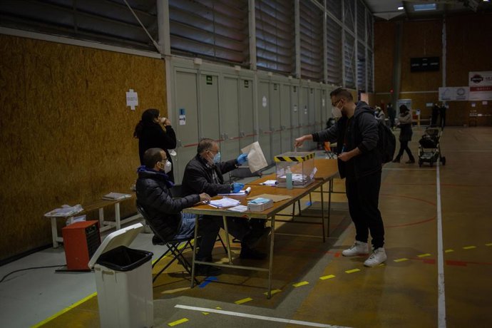 Un hombre vota en el Polideportivo Tres Xemeneies, en Barcelona, Cataluña (España), a 14 de febrero de 2021. 