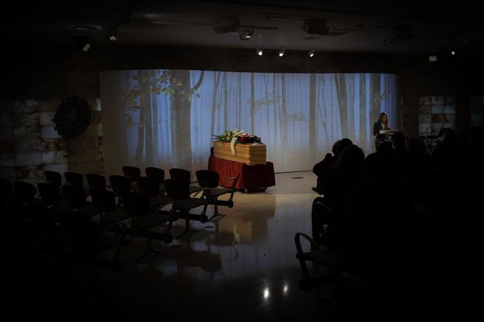 Féretro junto a una pantalla gigante instalada en la sala de ceremonias de Les Corts durante un funeral, en Barcelona, Catalunya (España), a 28 de octubre de 2020